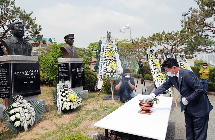김종천 대전시의회 의장은 오영안장군 동상제막식  참석하여