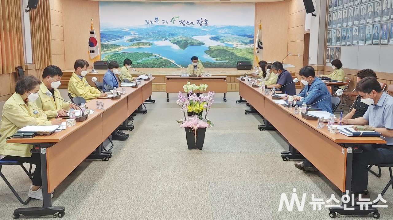장흥군은 코로나19로 인해 외국인 방역대책 긴급 회의를 5일 개최했다.