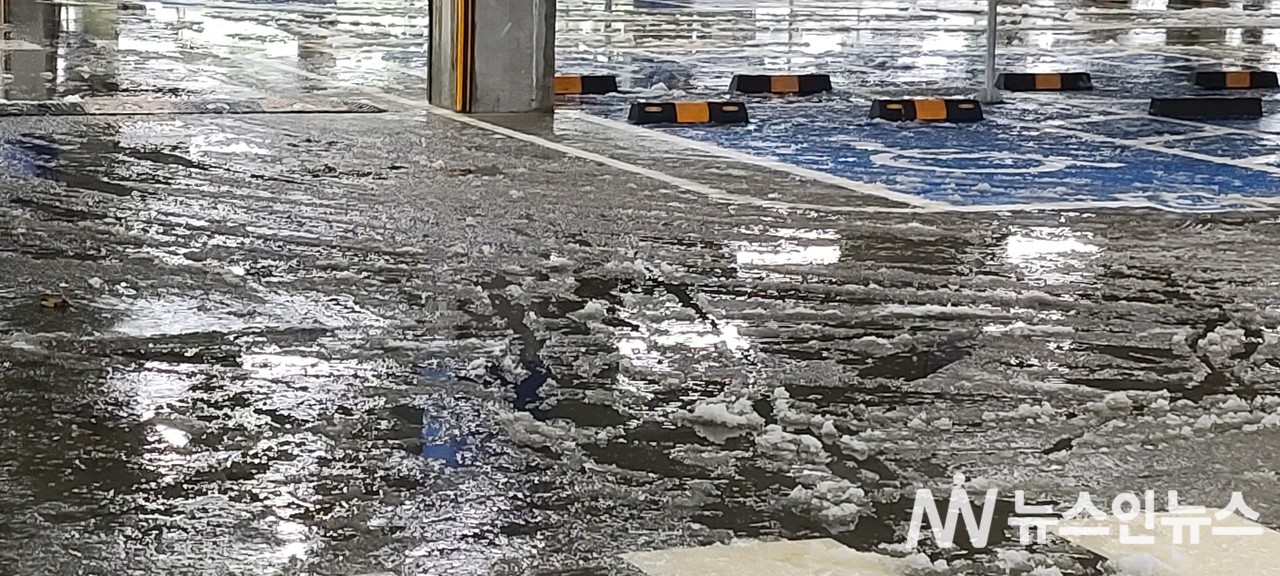 이케아 광명점 1층 주차장 천장에서 쏟아지는 물들이 얼음으로 변해있다. (사진=뉴스인뉴스 정은혜 기자)